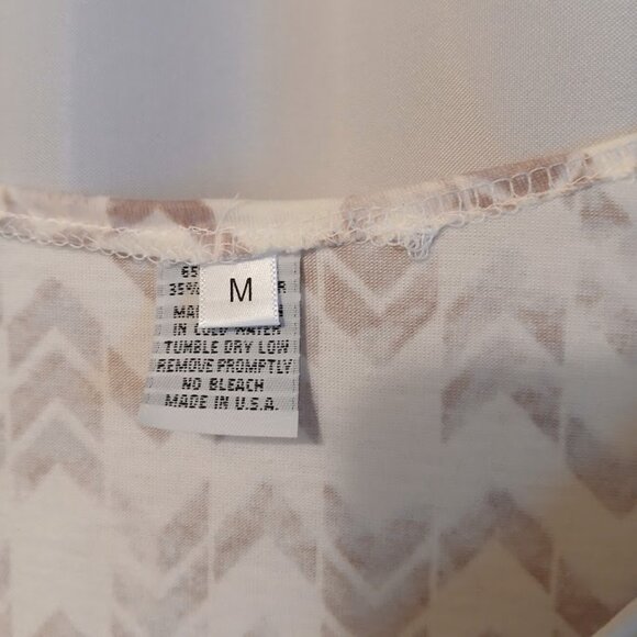 NEW womens M V-neck chevron print blouse Mauve White short sleeve Super soft top - Picture 5 of 8